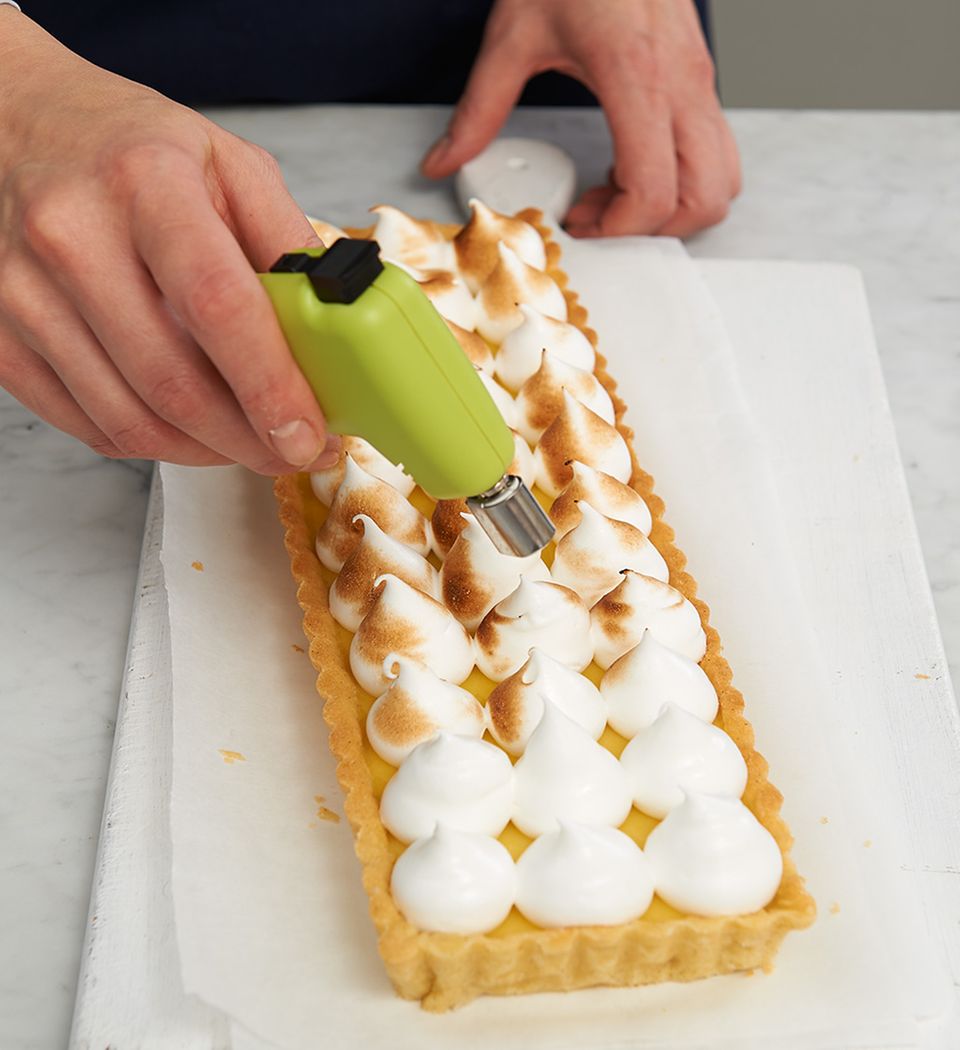 Baisertupfen mit Crème-brûlée-Brenner abflämmen Baisertupfen mit Crème-brûlée-Brenner abflämmen