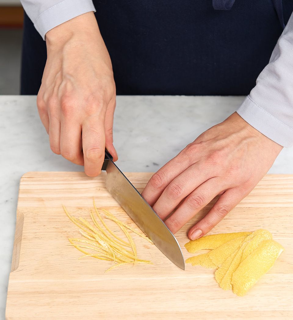 Zitronenschale mit Messer fein schneiden Zitronenschale mit Messer fein schneiden