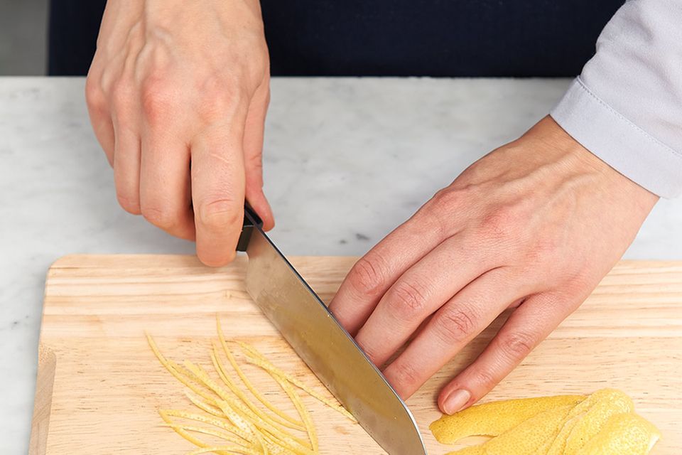 Zitronenschale mit Messer fein schneiden