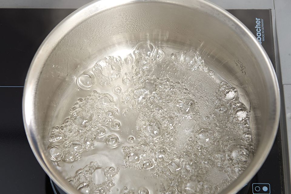 Zuckerwasser im Topf aufkochen