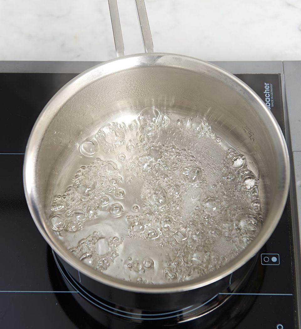 Zuckerwasser im Topf aufkochen Zuckerwasser im Topf aufkochen