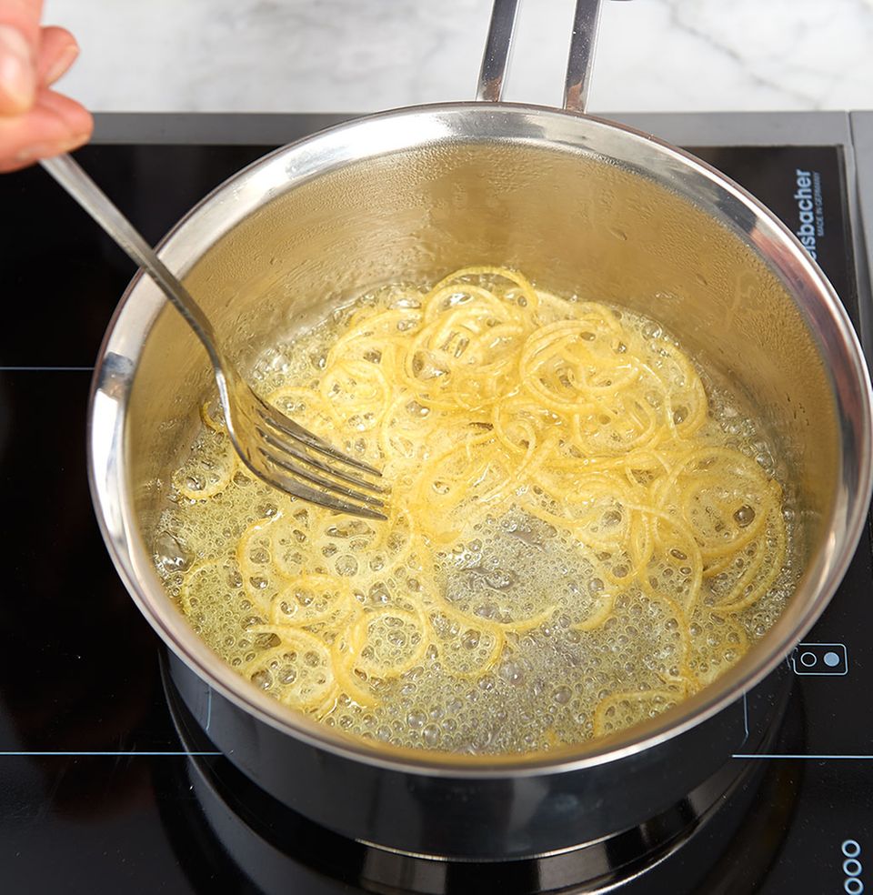 Zitronenschalen in Zuckerwasser kochen Zitronenschalen in Zuckerwasser kochen