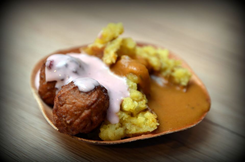 Veganer Teller: "Köttbullar", Sauce, Dip und Kartoffeln Veganer Teller: "Köttbullar", Sauce, Dip und Kartoffeln