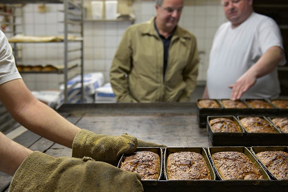 Frisch aus dem Ofen: Echter Pumpernickel aus der Familienbäckerei Holtermann