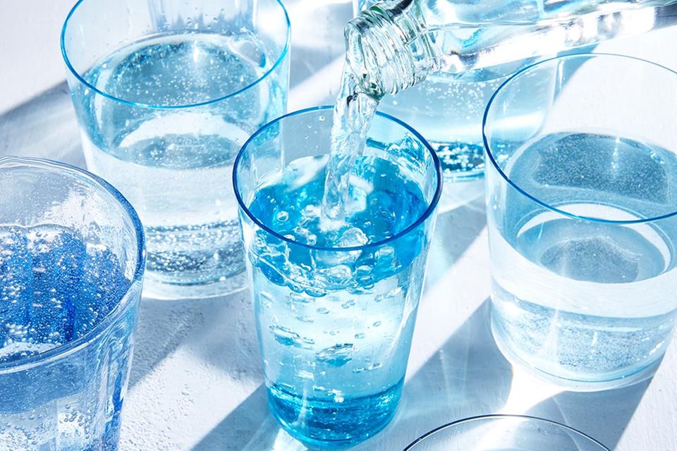 Gläser gefüllt mit frischem Wasser