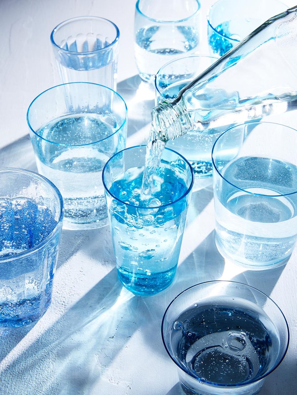 Gläser gefüllt mit frischem Wasser Gläser gefüllt mit frischem Wasser