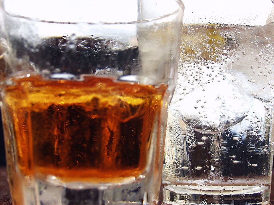 Wasser und Whisky in Gläsern Wasser und Whisky in Gläsern
