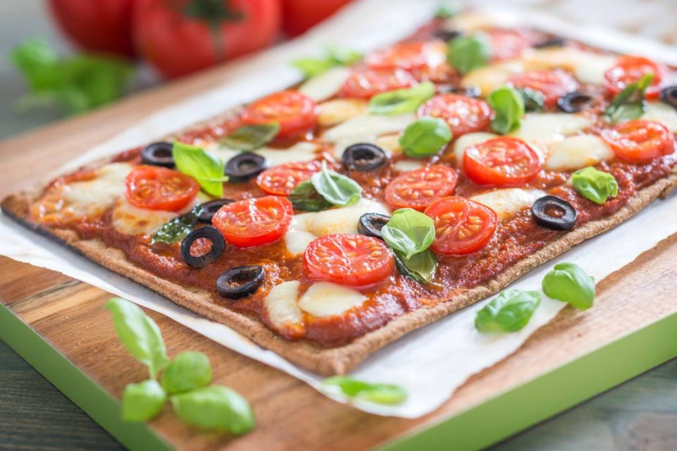 Die Lizza klassisch belegt mit Tomaten, Basilikum, Käse und Oliven