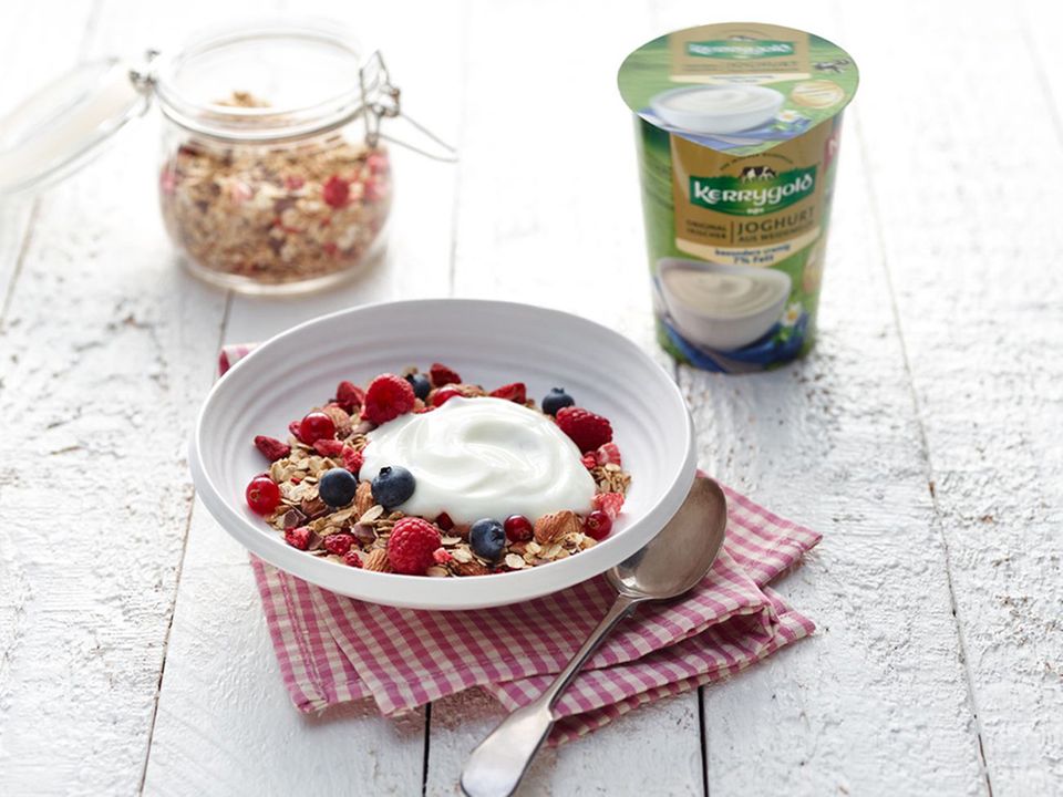 Gesundes Frühstück: Müsli mit Naturjoghurt von Kerrygold Gesundes Frühstück: Müsli mit Naturjoghurt von Kerrygold