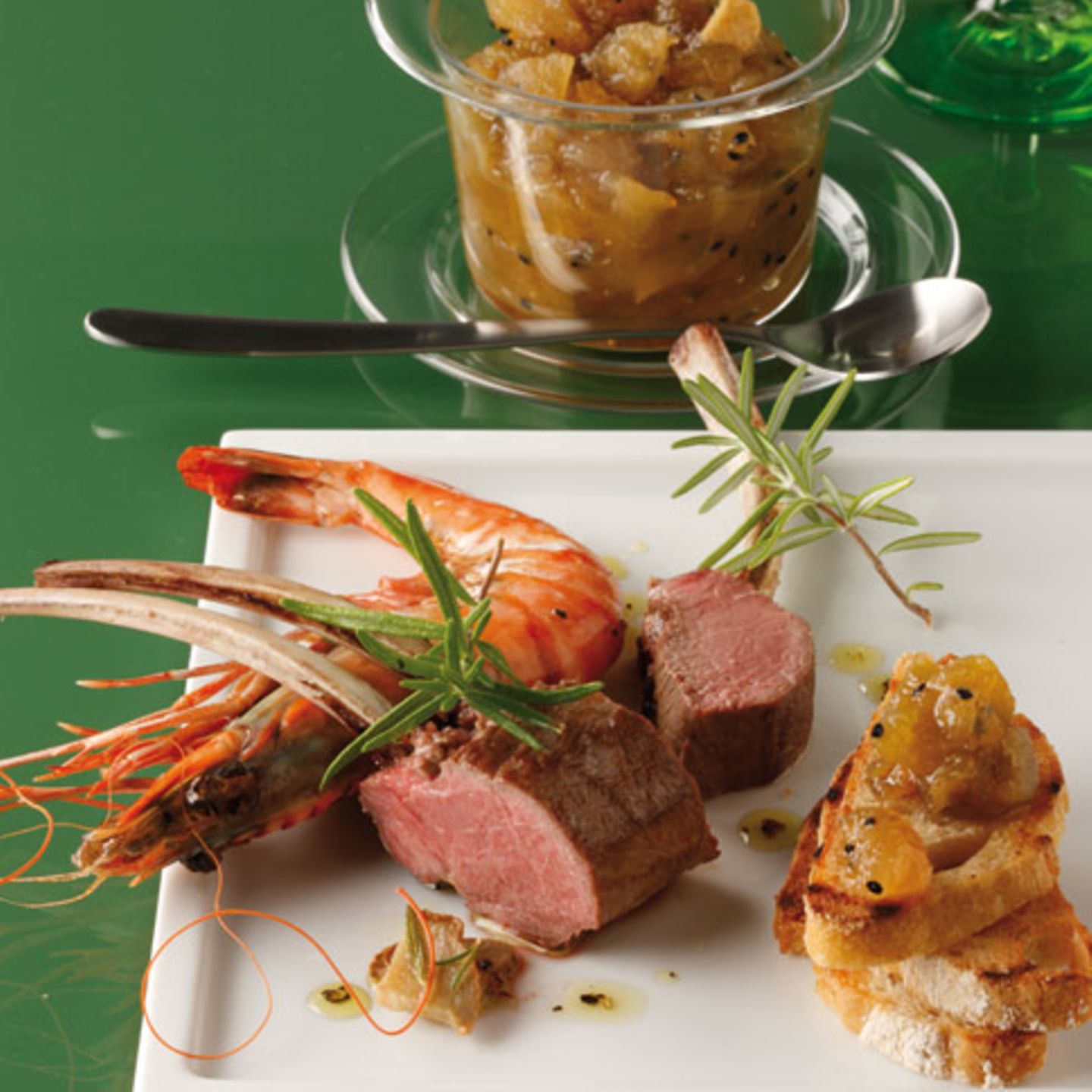 Lammcarré und gebratene Gambas