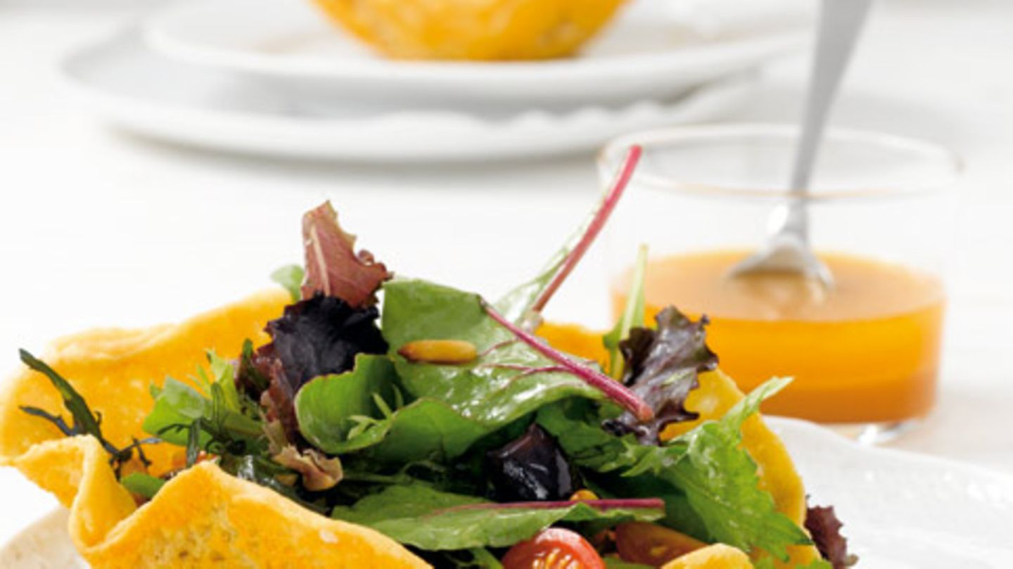 Mesclun-Salat mit Parmesanhippen Rezept - [ESSEN UND TRINKEN]