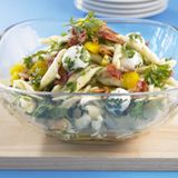 Nudelsalat mit Käsebällchen