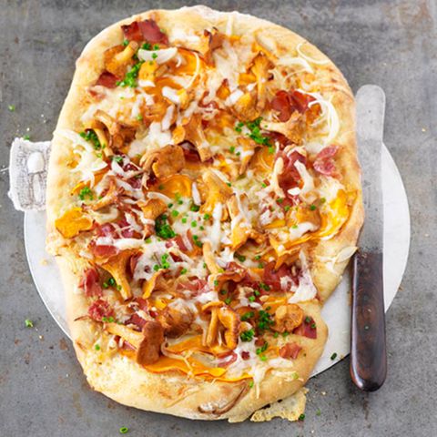 Alpen-Pizza mit Pfifferlingen und Speck