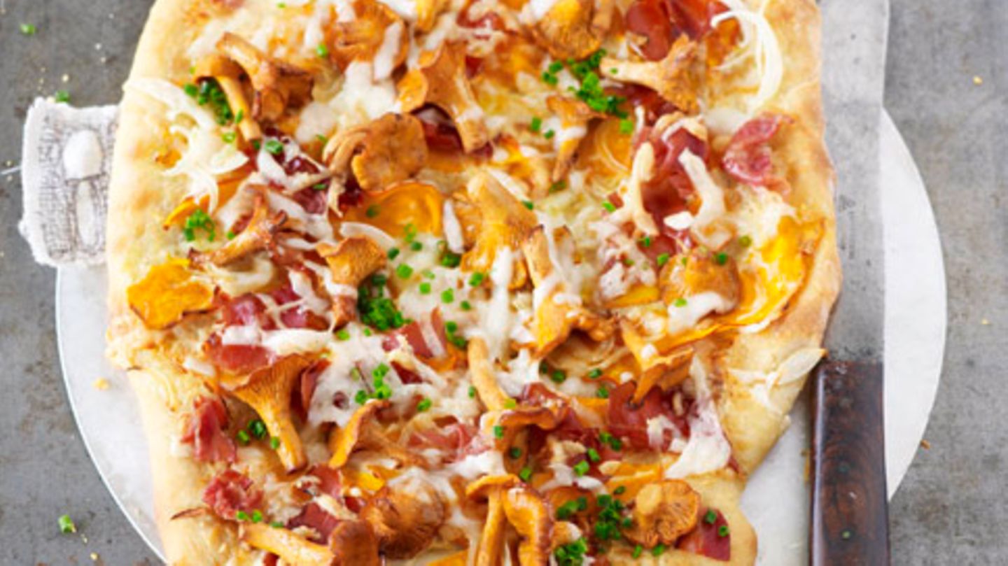 Alpen-Pizza mit Pfifferlingen und Speck Rezept