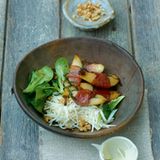Birnen im Speckmantel mit Sellerie- und Feldsalat