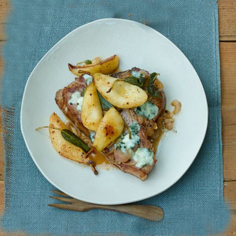 Kalbssteak mit geschmorten Birnen, Roquefort und Salbei
