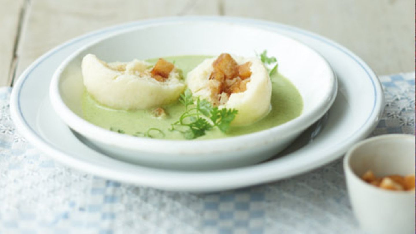 Kräutersuppe mit Kartoffelklößen Rezept