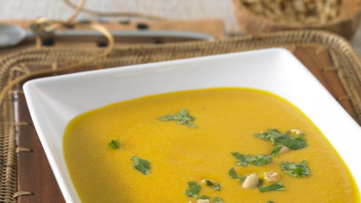 Möhrensuppe mit Erdnüssen
