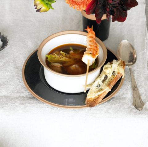 Riesengarnelensuppe mit Zwiebel-Crostini