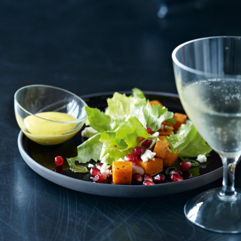 Endivien-Granatapfel-Salat mit Sesam-Dip