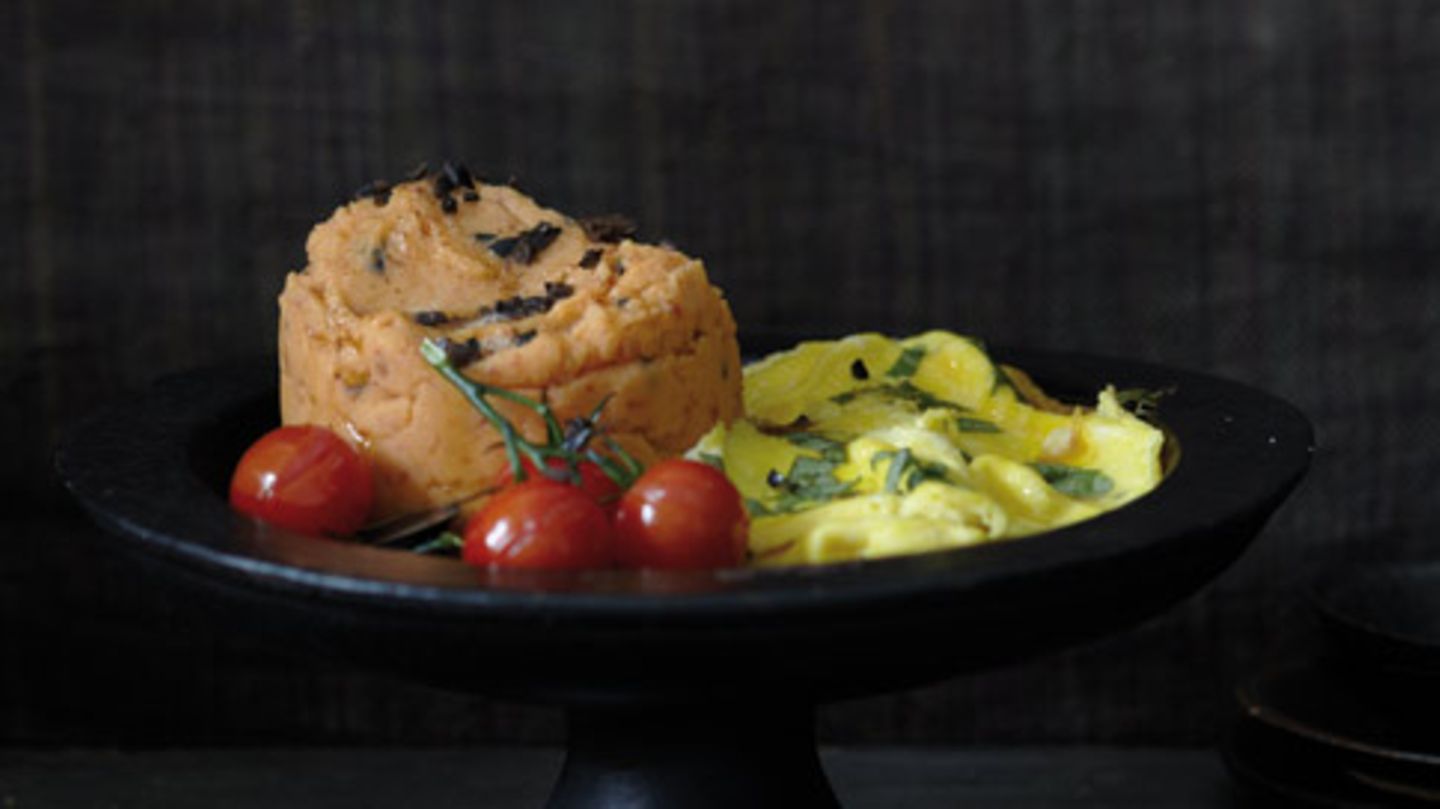 Rotes Kartoffelpüree mit Basilikum-Rührei Rezept
