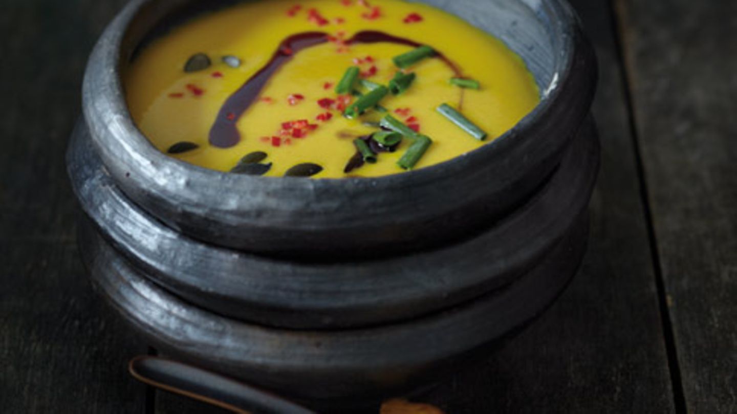 Kartoffel-Kürbis-Suppe mit gefüllten Blätterteigtaschen Rezept