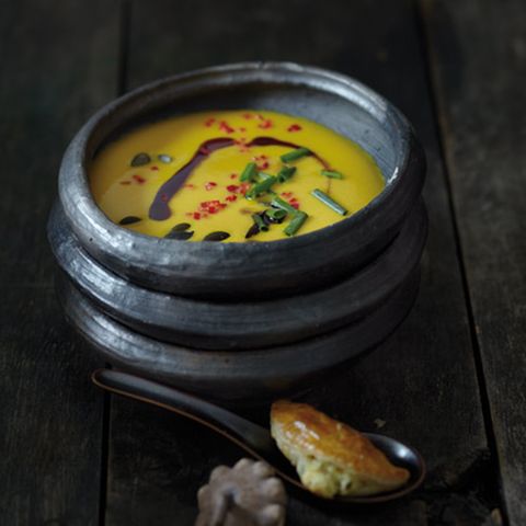 Kartoffel-Kürbis-Suppe mit gefüllten Blätterteigtaschen