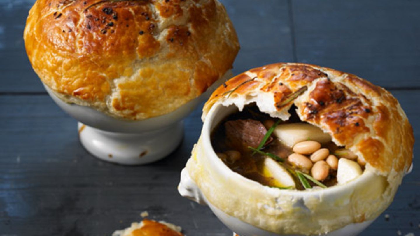 Gulaschsuppe unter der Blätterteighaube Rezept