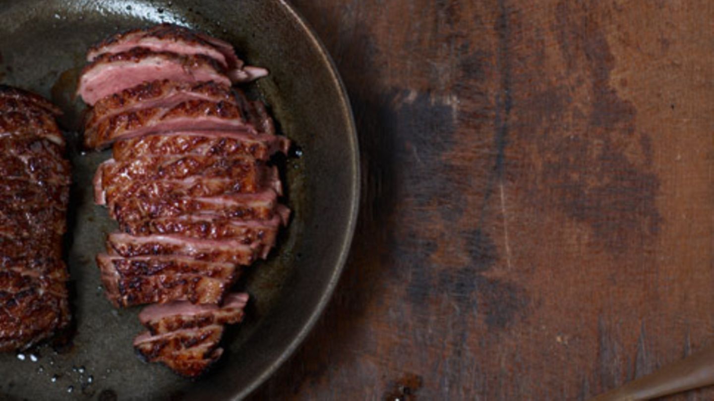 Gebratene Entenbrust mit Apfel-Portweinsauce Rezept - [ESSEN UND TRINKEN]