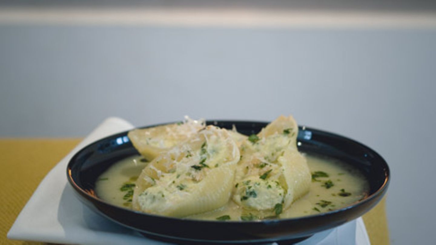 Gefüllte Muschelnudeln mit Ricotta und Paprikasauce Rezept