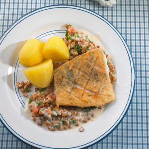 Sahnelinsen mit gebratenem Zander