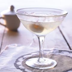 Cocktail mit Aperitif-Essig und Sake