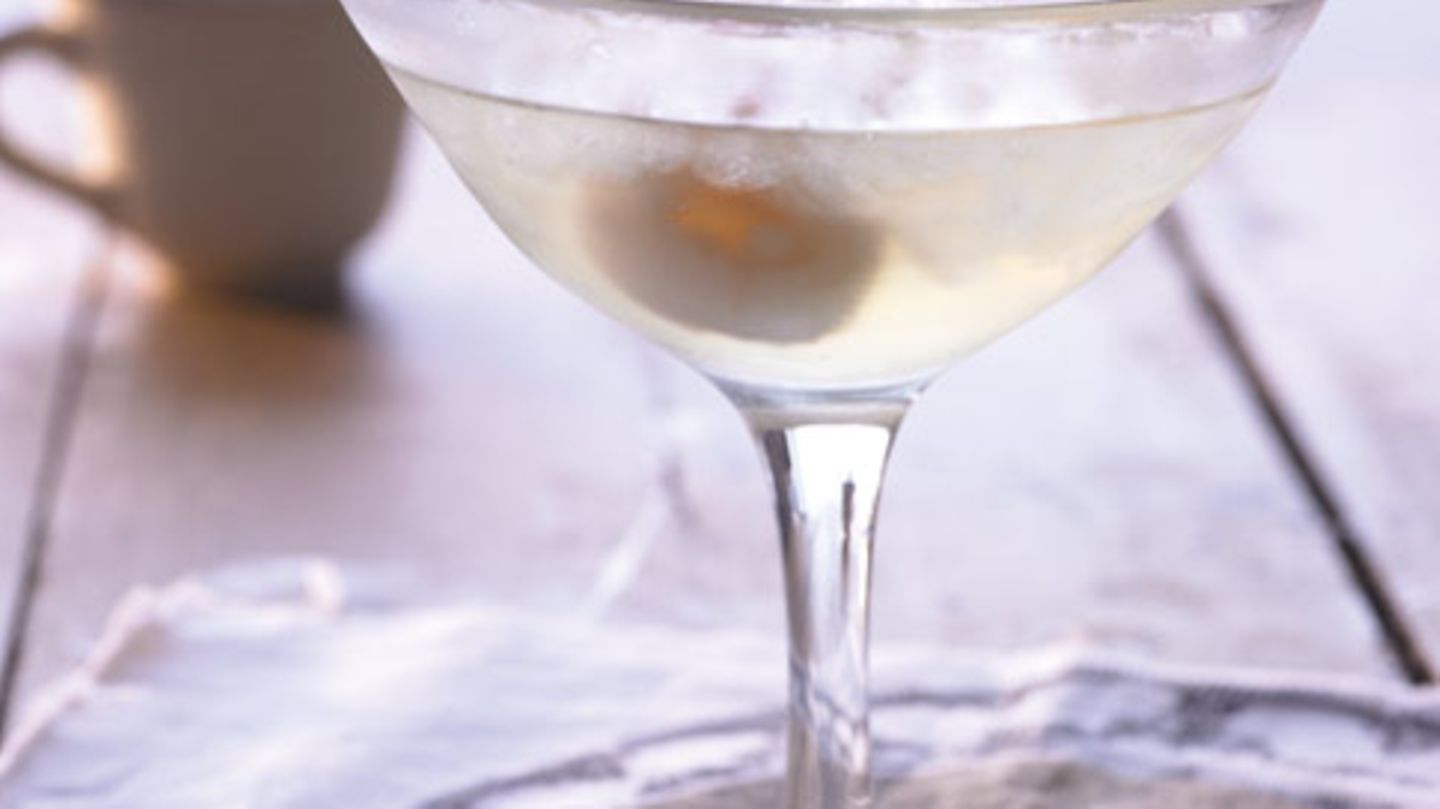 Cocktail mit Aperitif-Essig und Sake Rezept