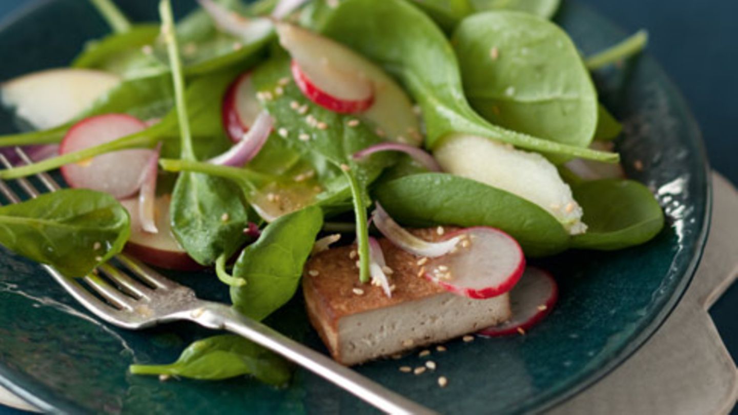 Spinatsalat mit mariniertem Tofu Rezept - [ESSEN UND TRINKEN]