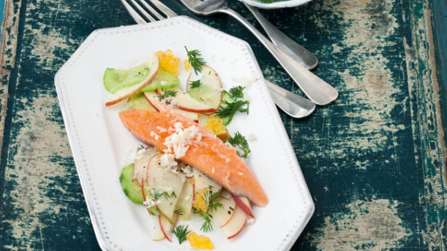 Geräucherter Saibling mit Apfel-Gurken-Salat Rezept - [ESSEN UND TRINKEN]