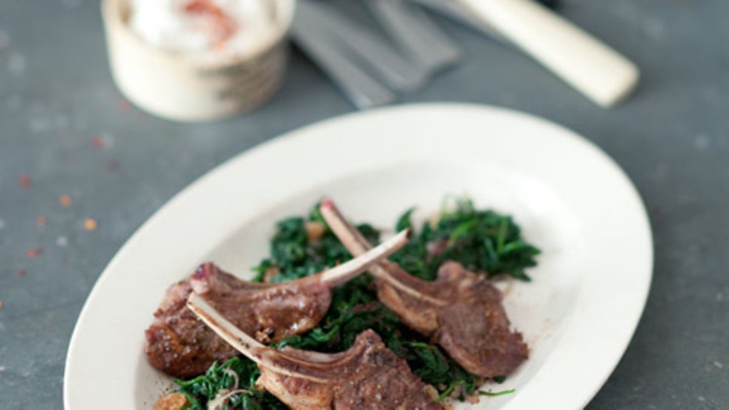Lammkoteletts auf Rosinen-Spinat Rezept