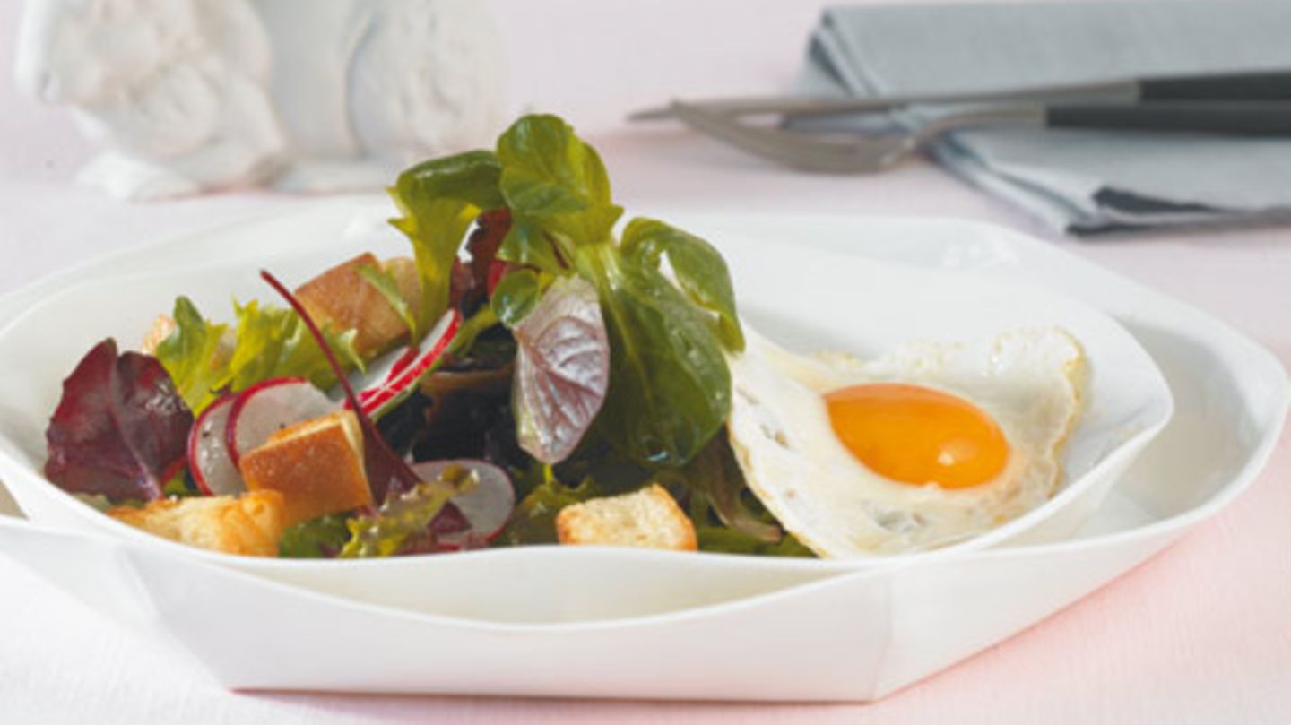 Blattsalat mit Spiegelei Rezept - [ESSEN UND TRINKEN]