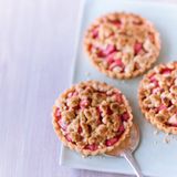 Rhabarber-Tartelettes mit Haferflockenstreuseln