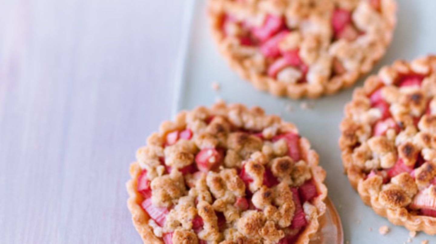 Rhabarber-Tartelettes mit Haferflockenstreuseln Rezept