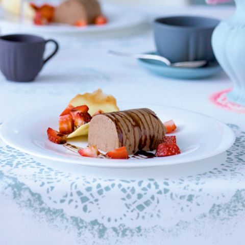 Nougat-Parfait mit Orangenhippen