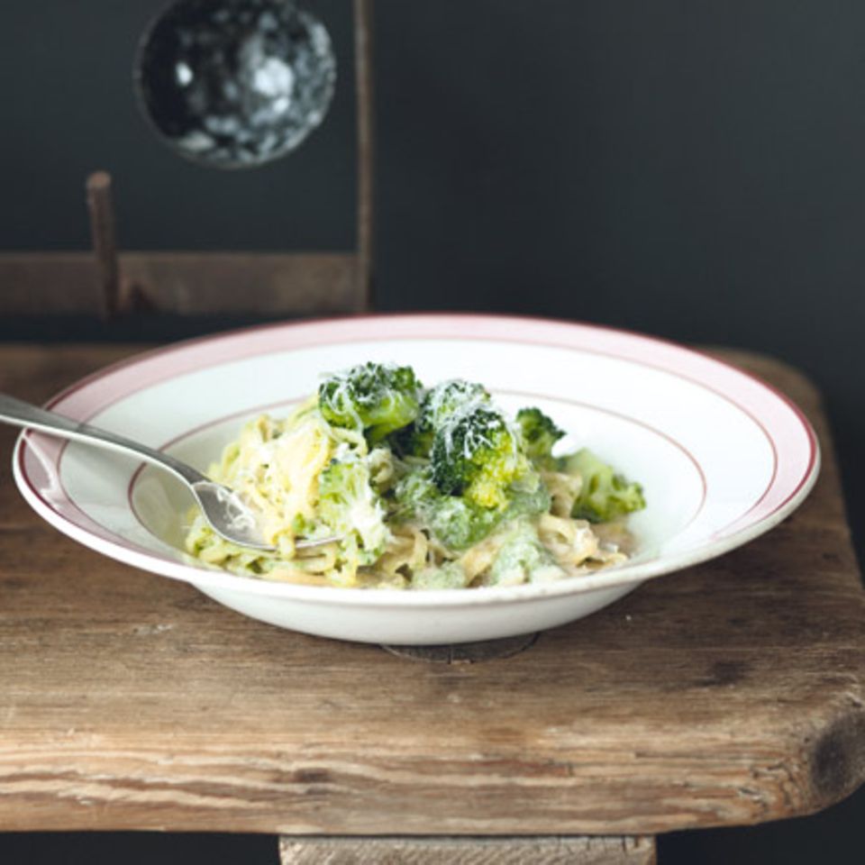 Tagliarini mit Broccoli und Mandelsauce