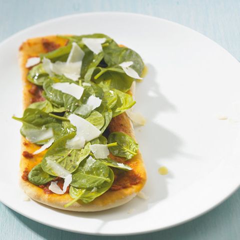 Tomatenfladen mit Spinatsalat