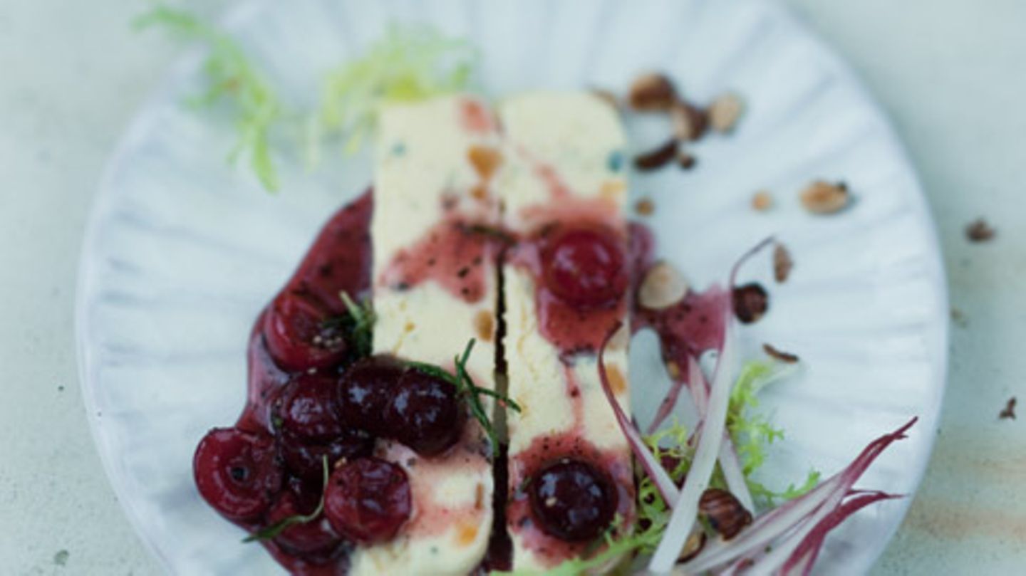 Süßer Gorgonzola-Semifreddo mit Pfeffer-Honig-Kirschen Rezept