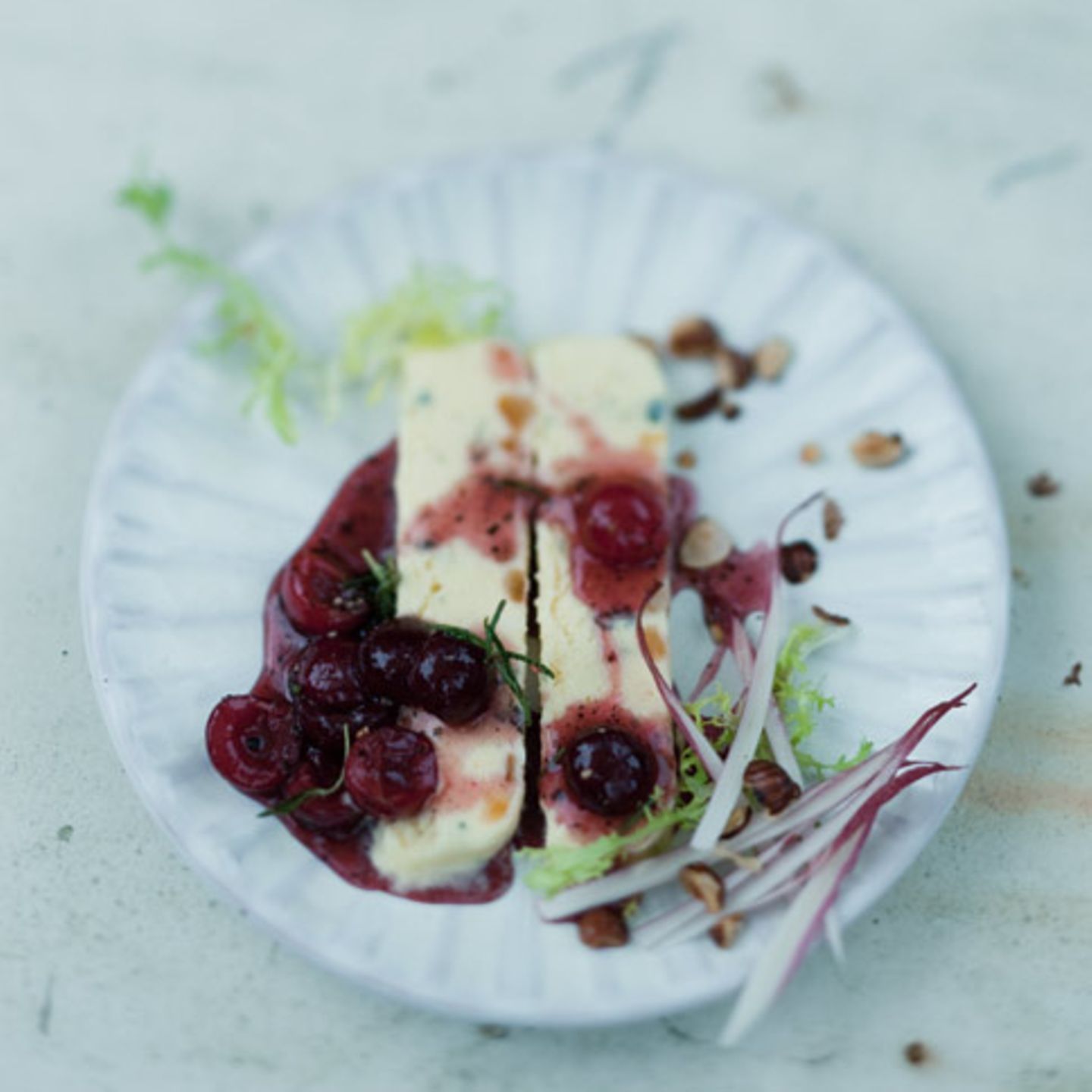 Süßer Gorgonzola-Semifreddo mit Pfeffer-Honig-Kirschen