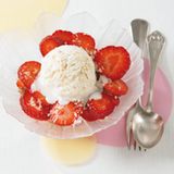 Joghurt-Kokos-Eis mit Erdbeeren