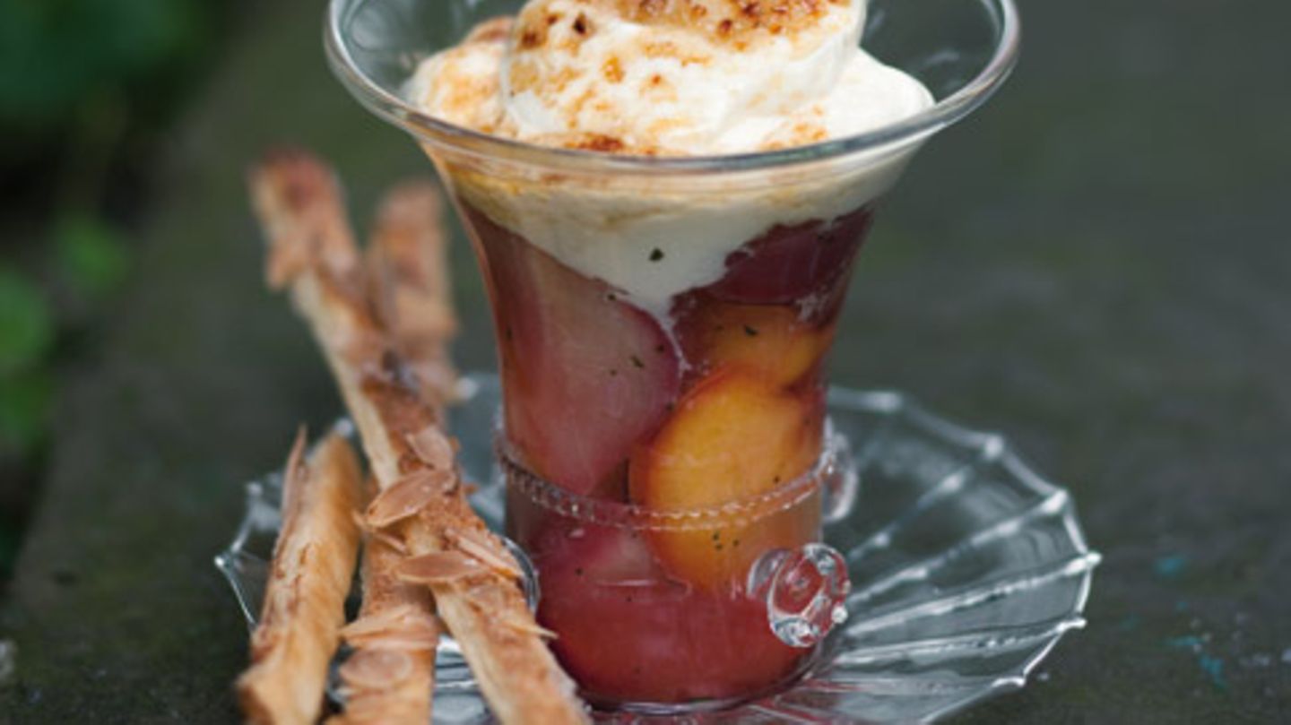 Glasierte Pfirsiche mit Lorbeerzucker und Joghurt Rezept