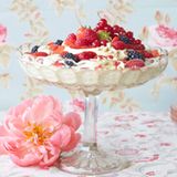 Vanillecreme mit marinierten Beeren