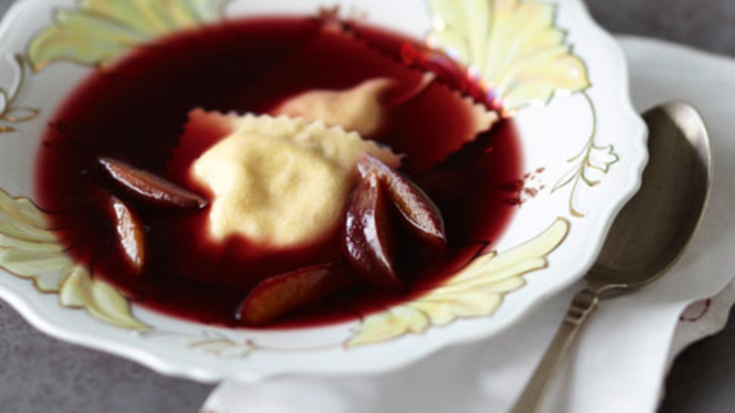 Zwetschgensuppe mit Mandelricotta-Ravioli Rezept