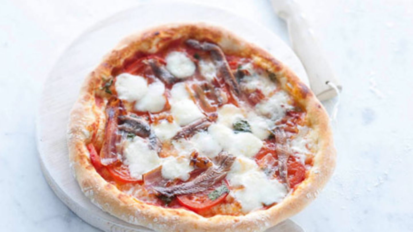 Pizza mit Pancetta, Tomaten und Büffelmozzarella Rezept