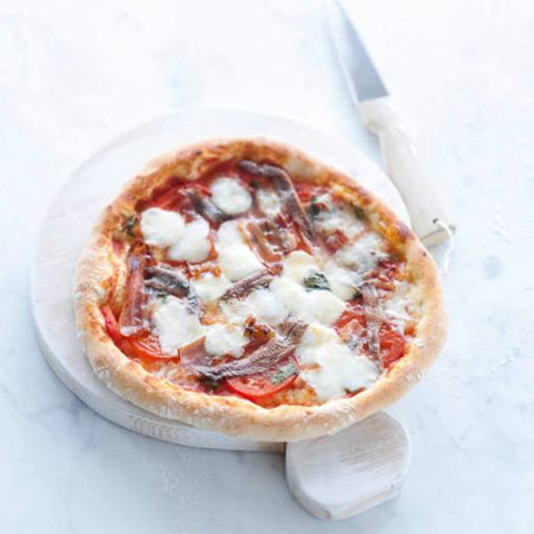Pizza mit Pancetta, Tomaten und Büffelmozzarella